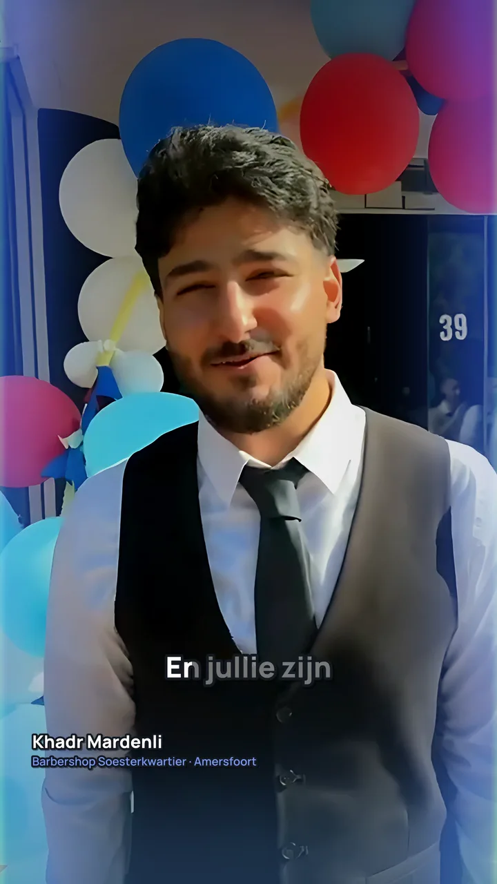 Khadr Mardenli van Barbershop Soesterkwartier voor de zaak